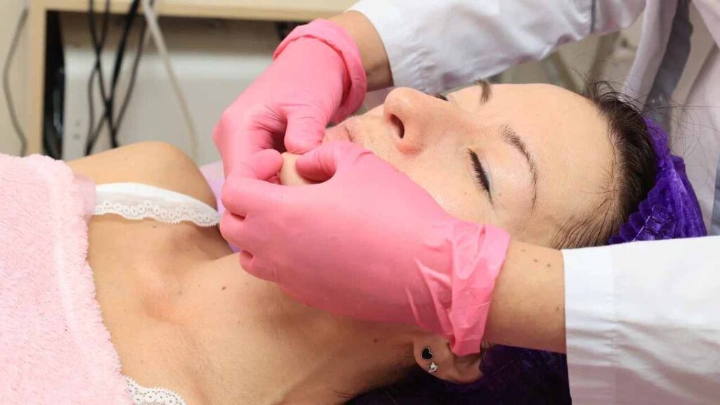 Преимущества скульптурного массажа лица: улучшение контура и тонуса кожи